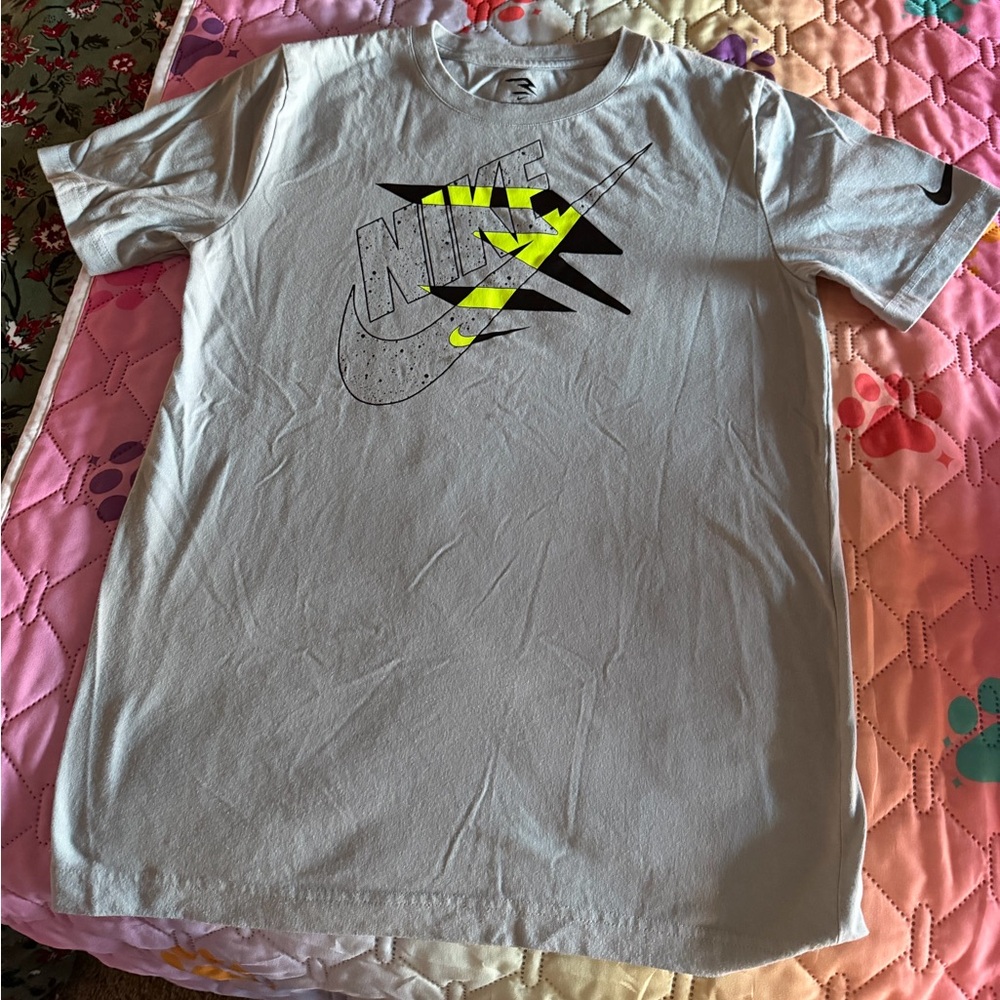 Nike Light Gray T-Shirt with Black and Yellow Accents